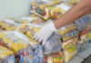 Kits de alimentos começam a ser entregues a pais de alunos de Cmeis