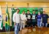 Prefeito recepciona atleta escolhido melhor fixo do futsal paranaense