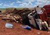 Carreta carregada com toras tomba em estrada rural na região e deixa jovem ferido