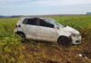 Carro capota e vai parar em plantação às margens de rodovia em Santa Tereza do Oeste