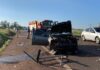 Carro fica destruído em acidente com caminhão na região e duas pessoas ficam feridas