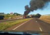 Carreta tomba e pega fogo na saída do viaduto de Dois Irmãos distrito de Toledo