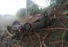 Carro capota cai em barranco e motorista fica ferido em Toledo