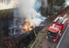 Grupo de criminosos incendeia caminhão tombado na BR-277 interior do Paraná