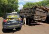 Caminhão com cigarros contrabandeados tomba enquanto motorista fugia da polícia em Palotina