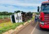 Carreta com 28 toneladas de frangos congelados tomba em Marechal Rondon
