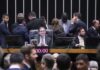 Câmara aprova urgência de projeto que revoga aumento do IOF com apoio de 346 deputados
