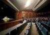 Jovens assistem à peça teatral “Para não morrer” em Toledo