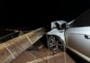 Carro colide em dois postes e deixa trecho da PR-239 às escuras em Novo Sarandi
