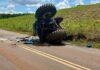 Trator cai da carroceria de caminhão no Sudoeste do Paraná