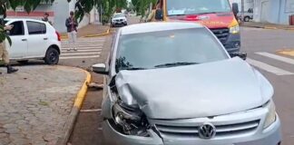 Acidente entre Sandero e Gol deixa mulher ferida em cruzamento central de Toledo