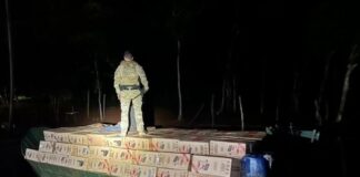 Barco carregado com 400 caixas de cigarros é apreendido em Guaíra e homem é preso