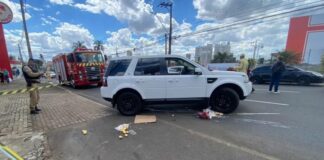 Batida entre Ninja 400 e Fiat Argo deixa vítima ferida e bombeiros de Toledo são mobilizados