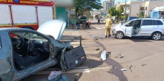 Bombeiros cortam porta para retirar idosa presa nas ferragens após colisão no Centro de Toledo