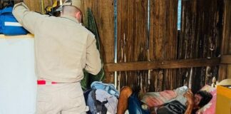 Discussão familiar termina com pai agredido a pauladas pelo próprio filho