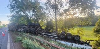 Carreta bitrem tomba e desce ribanceira na BR-163 em Mercedes