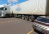 Carreta desgovernada atinge dois carros estacionados e bloqueia via em dois sentidos em Toledo