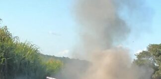 Carro pega fogo às margens da ponte do Rio Piquiri, entre Palotina e Francisco Alves