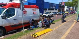 Motociclista e passageiro ficam feridos após colisão na Avenida Parigot de Souza
