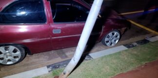 Motorista abandona carro após bater em poste no Jardim Europa, em Toledo