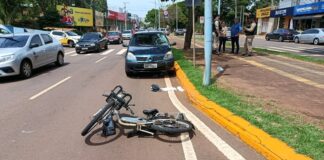Mulher é socorrida em estado grave após colisão entre bicicleta elétrica e carro no Centro de Toledo