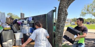Mutirão recolhe contêiner cheio de lixo eletrônico no Parque Diva Paim Barth