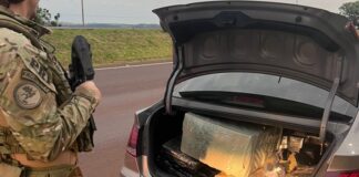 Polícia recupera carro roubado e apreende drogas na região