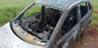 Veículo é destruído por incêndio após explosão na PR-317, em Toledo