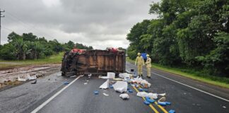 Caminhão tomba próximo a Sede Alvorada e motorista suspeito de fratura é levado ao Hospital