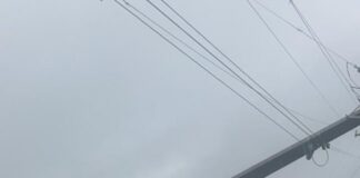 Caminhonete bate em poste e mobiliza equipes do Corpo de Bombeiros em Santa Helena