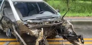 Cinco pessoas morrem em grave acidente envolvendo três carros no Paraná