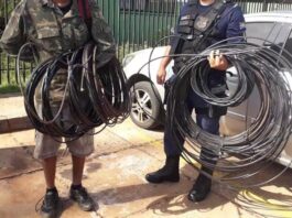 Dois homens são flagrados furtando fios de telecomunicações no Centro de Toledo