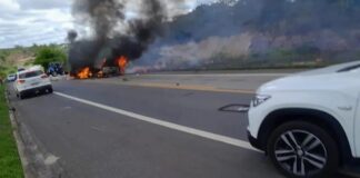 Onze pessoas morrem após veículos pegarem fogo depois de colisão