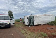 Van capota após derrapar sobre pedras espalhadas na PR-182, entre Maripá e Toledo