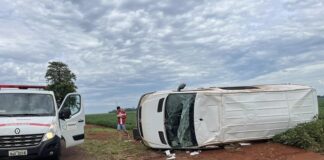 Van capota após derrapar sobre pedras espalhadas na PR-182, entre Maripá e Toledo