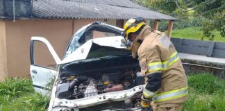 Após fechada carro capota na região e três pessoas ficam feridas, uma em estado grave