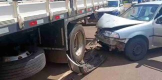 Carro atinge caminhão estacionado em Toledo