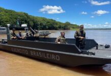 Embarcação blindada é testada pelo exército em Guaíra