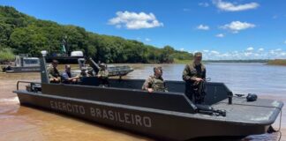 Embarcação blindada é testada pelo exército em Guaíra