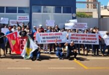 Ex-funcionários protestam em frente a escritório de frigorífico de Toledo; pagamentos previstos seguem em atraso