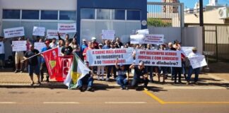 Ex-funcionários protestam em frente a escritório de frigorífico de Toledo; pagamentos previstos seguem em atraso