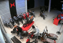 Grupo encapuzado invade loja de motos e foge com 12 veículos em Itajaí