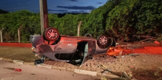 Homem fica ferido após capotamento em bairro de Toledo