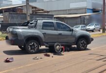 Motociclista escapa praticamente ileso após moto ficar embaixo de carro em acidente em Toledo