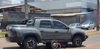 Motociclista escapa praticamente ileso após moto ficar embaixo de carro em acidente em Toledo