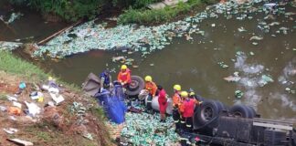 Motorista morre após caminhão sair da pista e cair em rio no Paraná