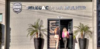 Mulher se joga de carro em movimento com filho no colo após agressões