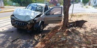 Veículo roda após colisão e quase atinge carro estacionado no Centro de Toledo