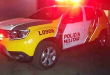 Após tapa na esposa, homem incendeia sofá e tenta invadir quarto das filhas com faca na mão