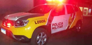 Após tapa na esposa, homem incendeia sofá e tenta invadir quarto das filhas com faca na mão